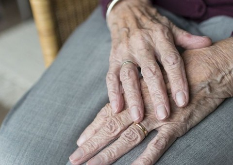 Idoso de 84 anos é esfaqueado por neto bêbado dentro de casa 