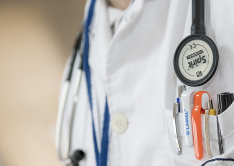 Médico é preso suspeito de estuprar 7 pacientes durante consultas