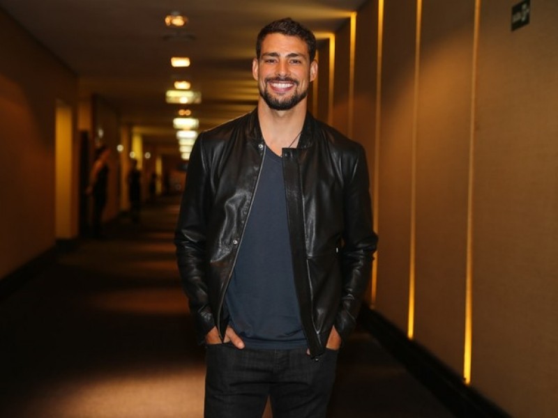 Cauã Reymond exibe corpo escultural ao imitar Wolverine e leva fãs à loucura