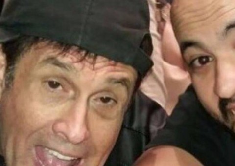 Sérgio Mallandro mostra tatuagem de seu rosto feita em braço de fã