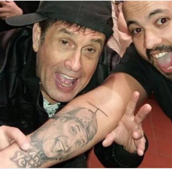 Sérgio Mallandro mostra tatuagem de seu rosto feita em braço de fã