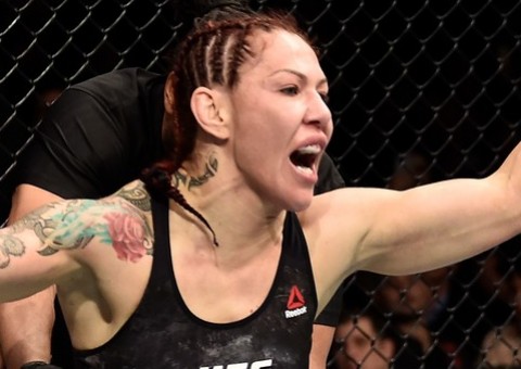 Brasileira Cris Cyborg 'atropela' russa no primeiro round do UFC 222