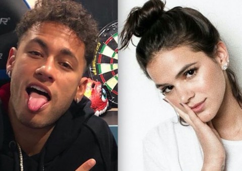  Neymar é filmado embarcando em jatinho com Marquezine após cirurgia