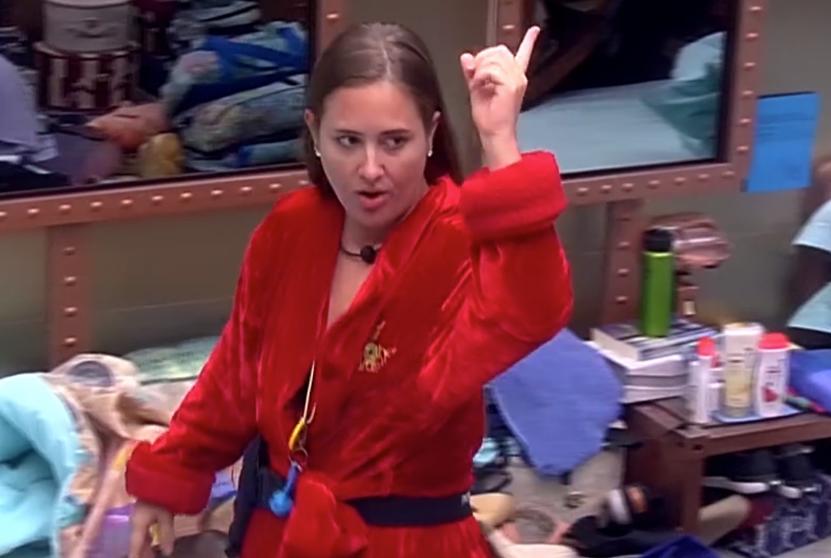 BBB18: Com ira de sister, Patrícia dá socos em objetos: 'Vontade de esmurrar
