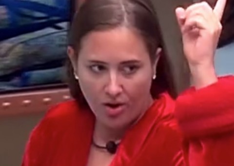 BBB18: Com ira de sister, Patrícia dá socos em objetos: 'Vontade de esmurrar