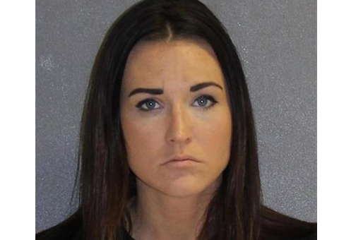 Adolescente acusa professora de roubar sua virgindade em troca de lanches