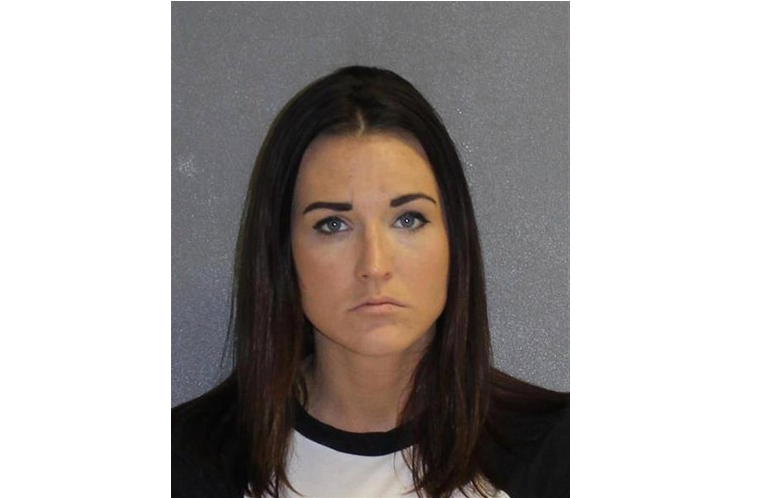 Adolescente acusa professora de roubar sua virgindade em troca de lanches