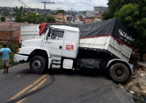 Motorista perde controle e carreta tomba em avenida de Manaus