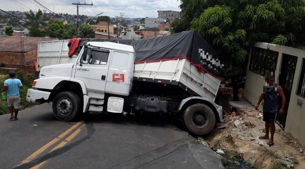Motorista perde controle e carreta tomba em avenida de Manaus
