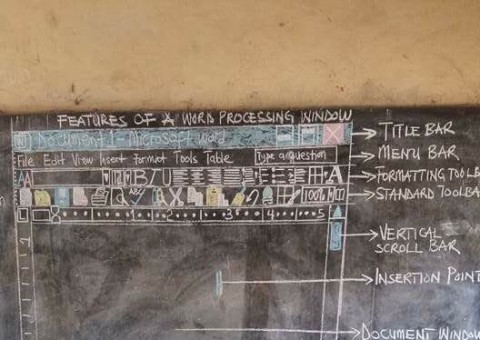 Professor ganha computador após imagem 'chocante' viralizar na web