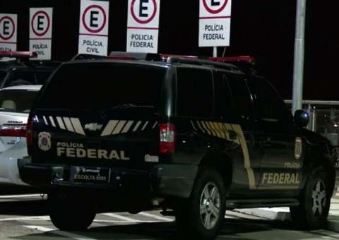 Grupo armado com fuzil invade pista de pouso de aeroporto e rouba carga 