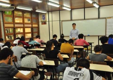 Ufam abre processo seletivo com salários de até R$ 5,7 mil