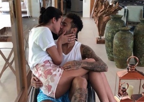 Bruna Marquezine consegue folga da novela para ficar com Neymar recém-operado