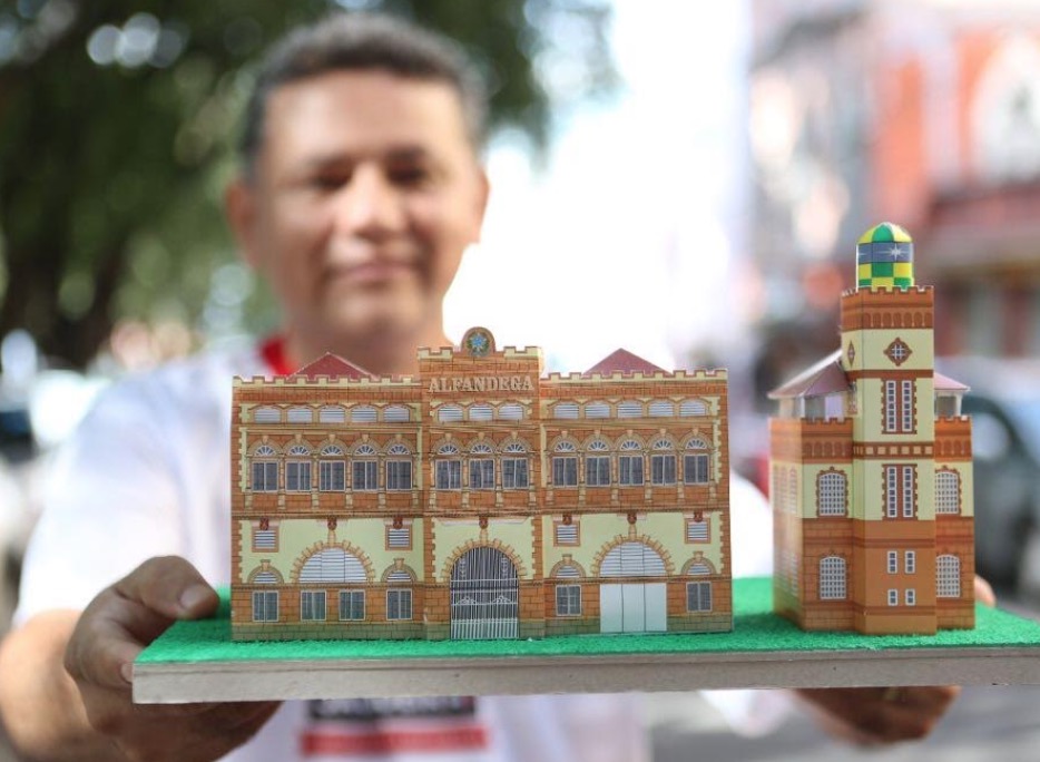Artista faz paper toys de prédios históricos de Manaus
