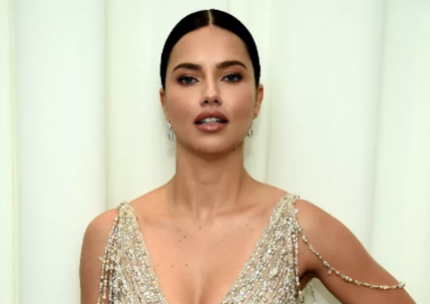 Adriana Lima posa com vestido transparente e deixa seios à mostra em festa pós Oscar