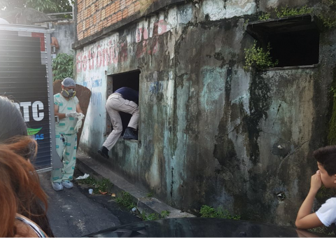 Em Manaus, fedor exalando de casa abandonada revela corpo em decomposição