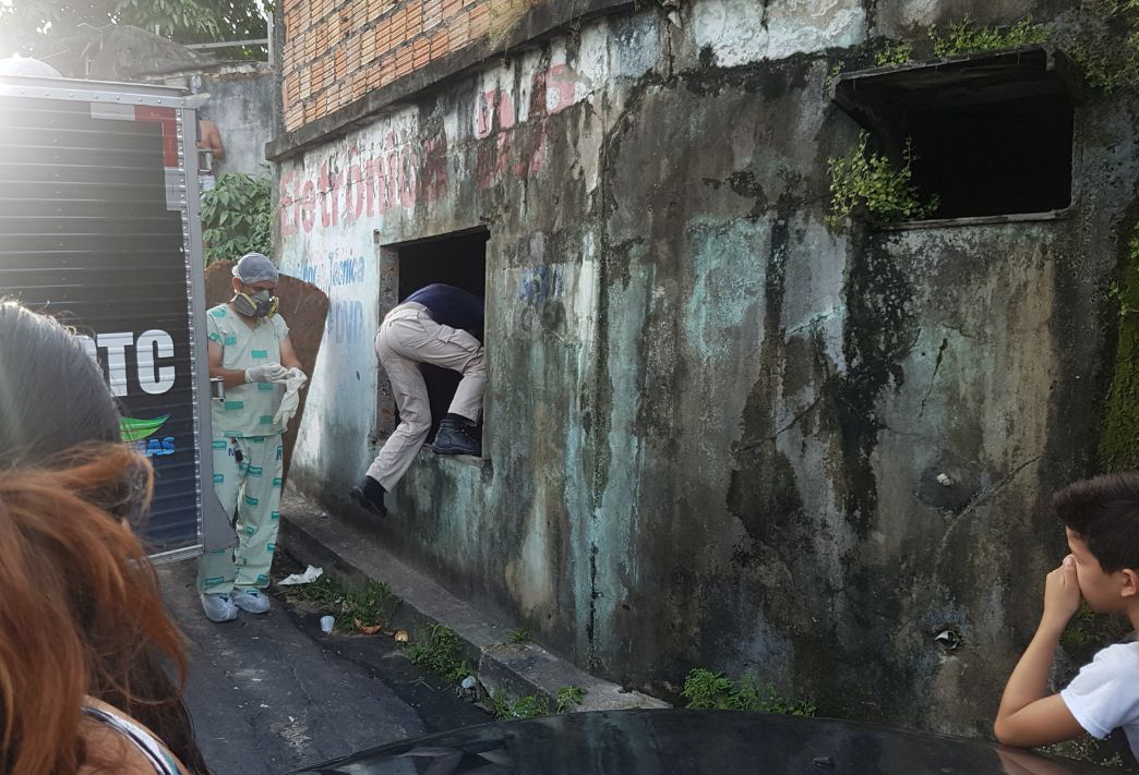 Em Manaus, fedor exalando de casa abandonada revela corpo em decomposição