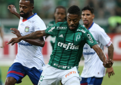 Palmeiras faz testes, joga mal e perde para São Caetano na arena