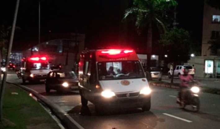 Mulher é atropelada por moto em avenida de Manaus
