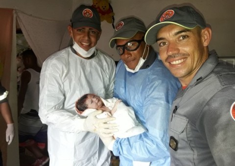 Bombeiros salvam bebê que parou de respirar