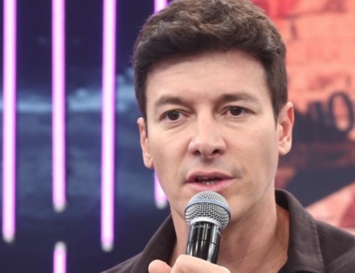 Mulher sofre convulsão e desmaia no palco de Rodrigo Faro 