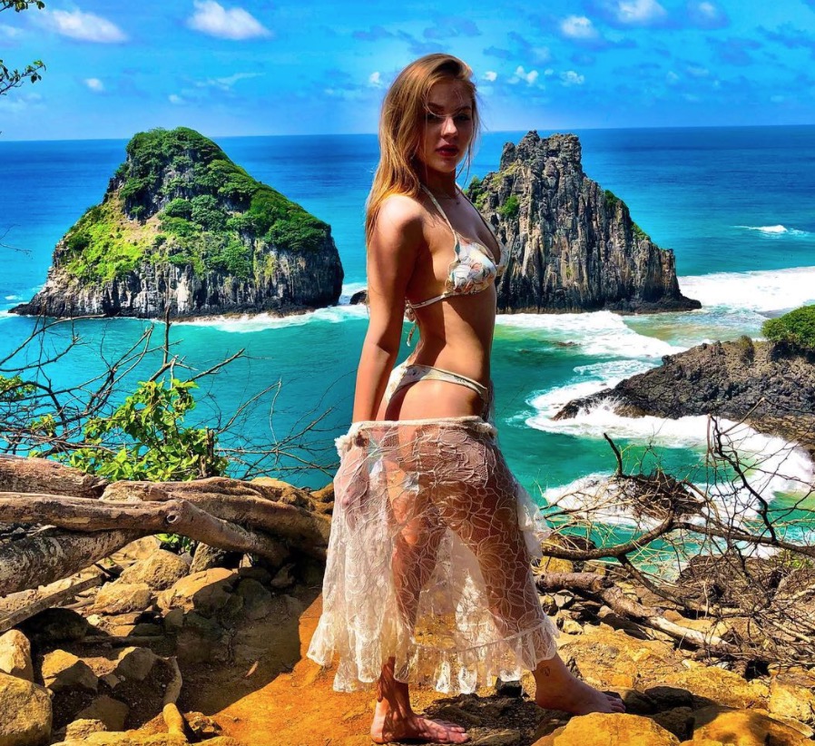 Mulher de Whindersson Nunes, Luísa Sonza ostenta bumbum na nuca natural de biquíni