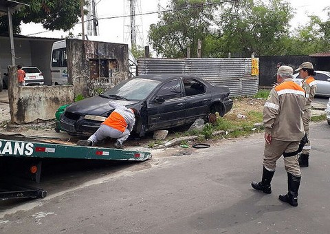 ‘Operação Sucata’ tira mais de 50 carros abandonados das ruas de Manaus