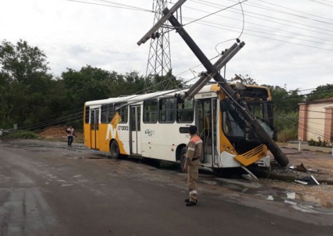 Ônibus se choca contra poste durante forte chuva em Manaus