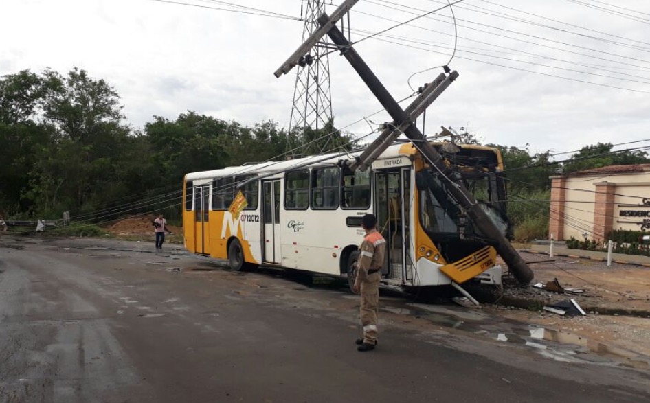 Ônibus se choca contra poste durante forte chuva em Manaus