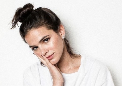 Bruna Marquezine ostenta barriga sarada antes de treino