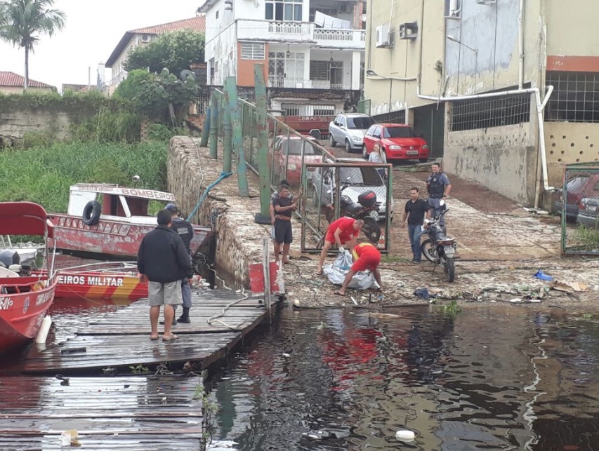 Em decomposição, corpo de homem é encontrado boiando em igarapé de Manaus