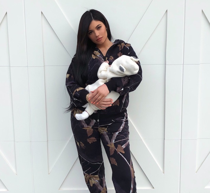 Kylie Jenner mostra foto fofa da filha dormindo 