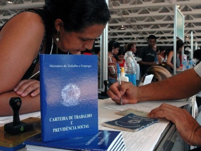 Mulheres ganham menos que homens mesmo sendo maioria com ensino superior, diz IBGE