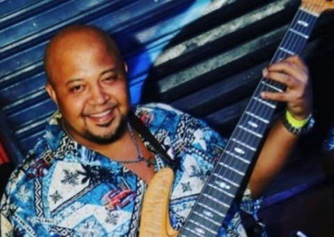 Amigos fazem vaquinha para enterro de músico morto após encostar em poste