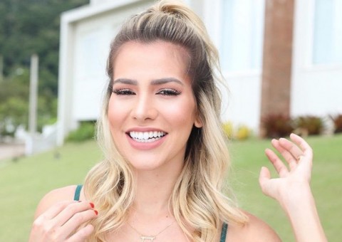  Ex-bbb Adriana Sant'Anna radicaliza no visual após anos de 'loirice'