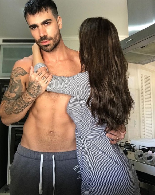  Ex-bbb Adriana Sant'Anna radicaliza no visual após anos de 'loirice'