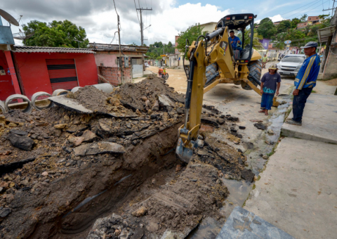 Obras são realizadas para conter erosões em áreas de risco em Manaus