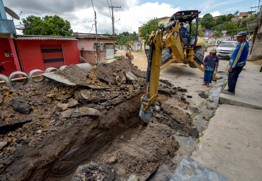 Obras são realizadas para conter erosões em áreas de risco em Manaus