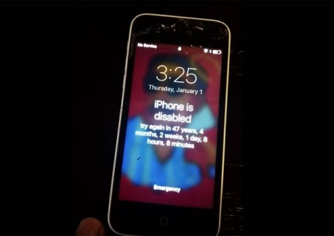Criança erra senha e bloqueia celular por 47 anos