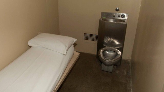 Suspeito ganha liberdade após ficar sem defecar por 47 dias na cadeia