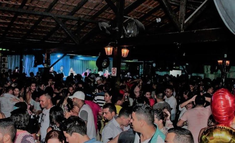 Grupo toca sucessos da banda 'Espalha Brasa' em show especial no Alambique