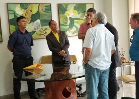 Amazonino recebe representantes de praças da Polícia Militar 