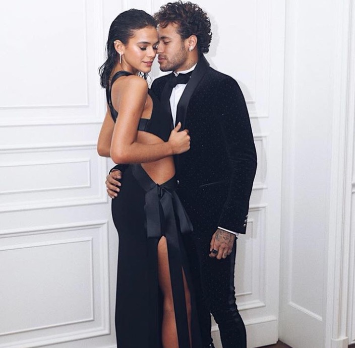 Neymar posta foto de topless de Bruna Marquezine e se declara para namorada