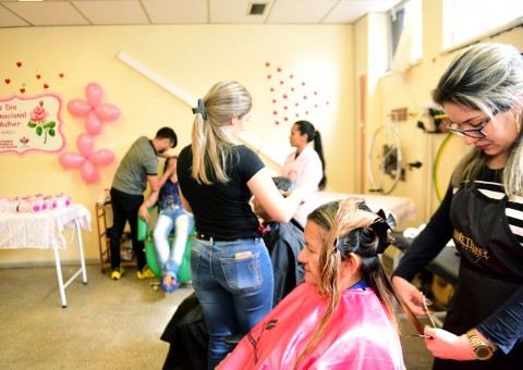FCecon comemora Dia da Mulher com dia de beleza para pacientes com câncer