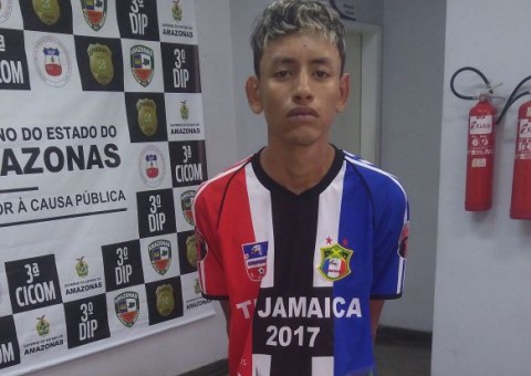Estudante é preso suspeito de comercializar drogas ao lado de escola em Manaus