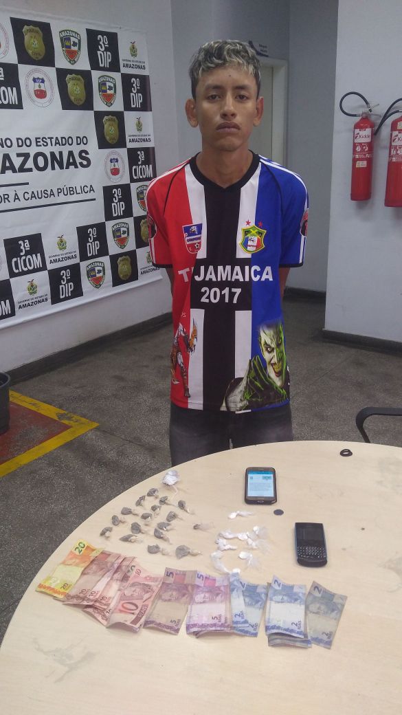 Estudante é preso suspeito de comercializar drogas ao lado de escola em Manaus