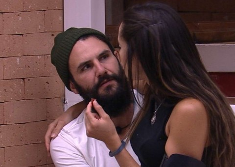  BBB18: Com direito a sentada no colo, Paula e Wagner trocam carinhos enquanto Gleici assiste