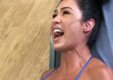 Com seios e bumbum explodindo em roupa colada, Gracyanne Barbosa grita ao malhar