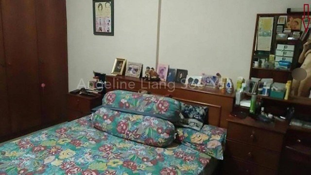 Homem põe casa para vender na internet e detalhe na imagem chama atenção