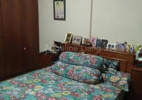 Homem põe casa para vender na internet e detalhe na imagem chama atenção